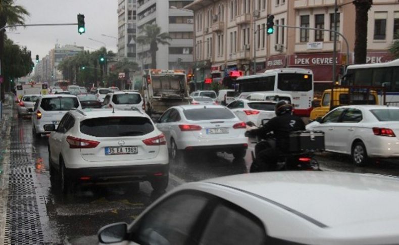 Kısıtlamanın ardından İzmir'de ilk iş günü