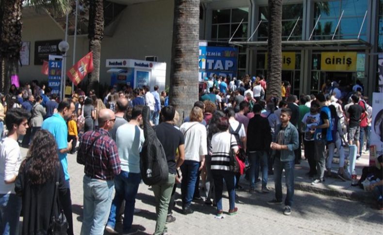 İzmir Kitap Fuarı kuyrukla açıldı, kuyrukla kapandı