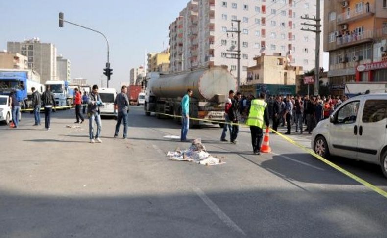 Kiziltepe'de Suriyeli Çocuk, Tir'in Altinda Can Verdi