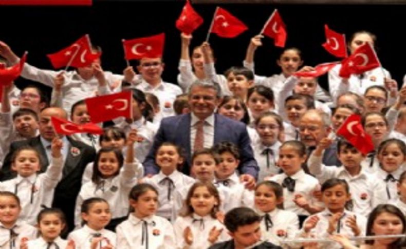 Karşıyaka'da bin kişiyle ‘Andımız’ı okudular