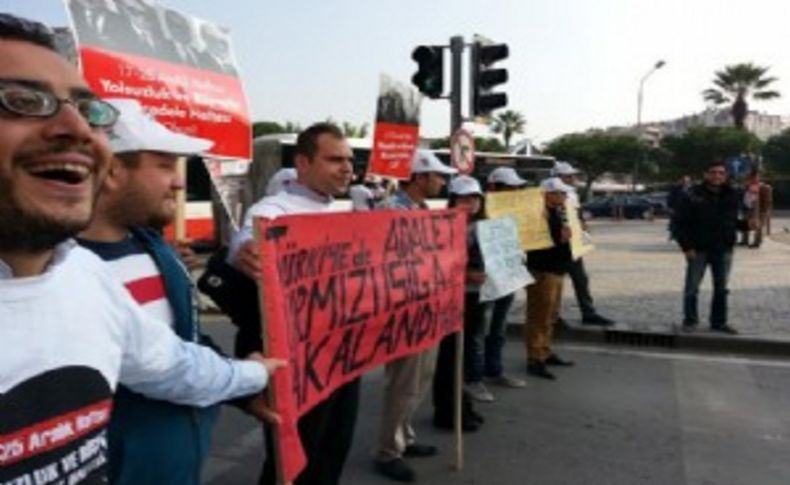CHP'li gençlerden kırmızı ışıkta yolsuzluk protestosu