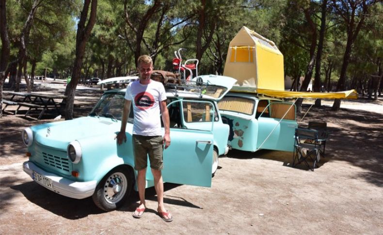 Klasik otomobilinden çekme karavan yaptı