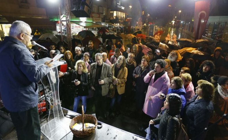 Konak'ta yağmur altında şiir ziyafeti