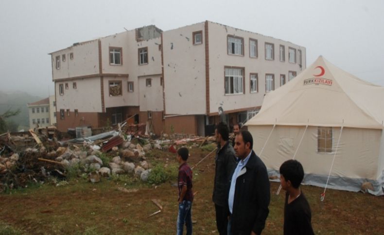 Kocaeli'nde hortum 15 evin çatısını uçurdu