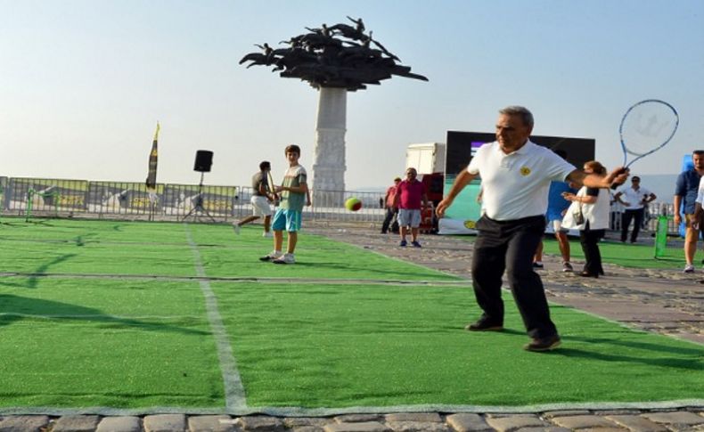 Kocaoğlu Kordon'da tenis oynadı!