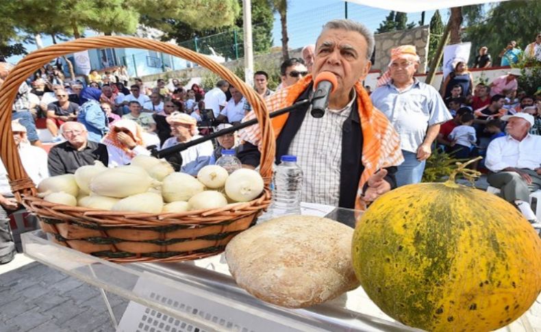 Kocaoğlu'ndan Pazar mesaisi: Çeşme'de festivalde kalkındırma mesajları