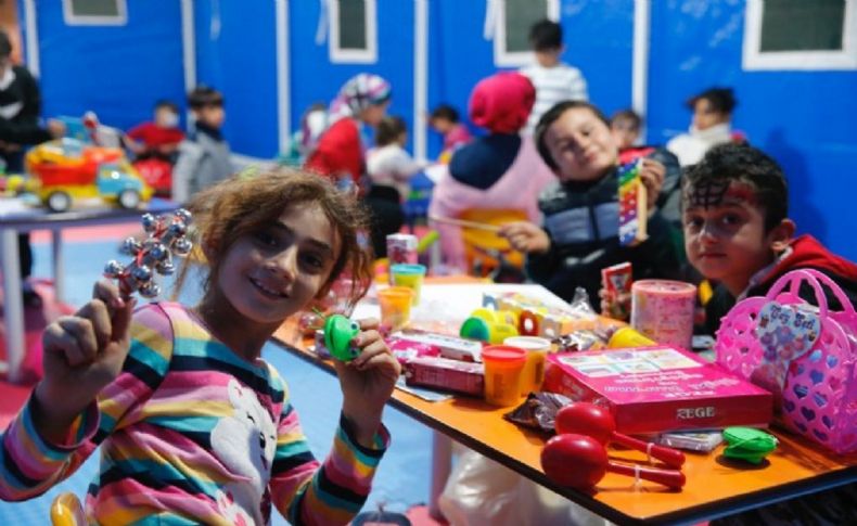 Konak Belediyesi’nin oyun çadırları çocukların yüzünü güldürdü