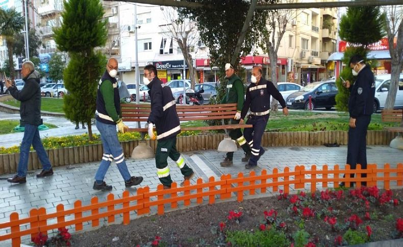 Konak Belediyesi parklardaki bankları kaldırıyor