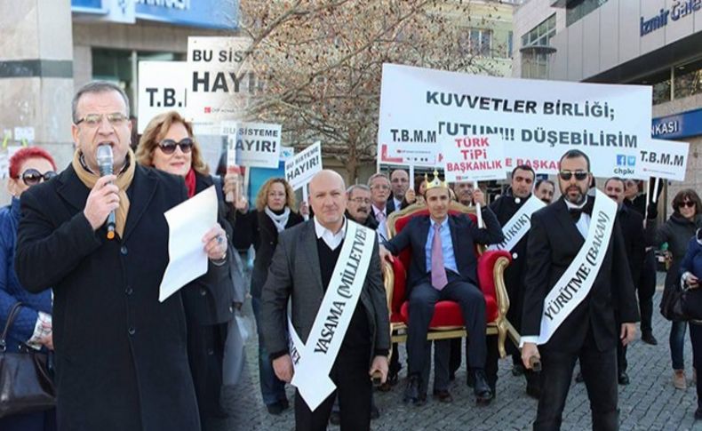 Konak CHP'den başkanlık sistemine 'taht ve taçlı' protesto