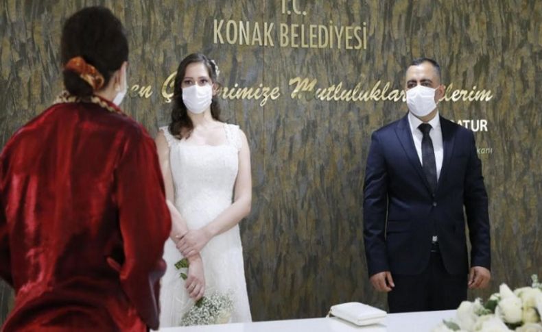 Konak'da yeni normalin ilk nikahları kıyıldı