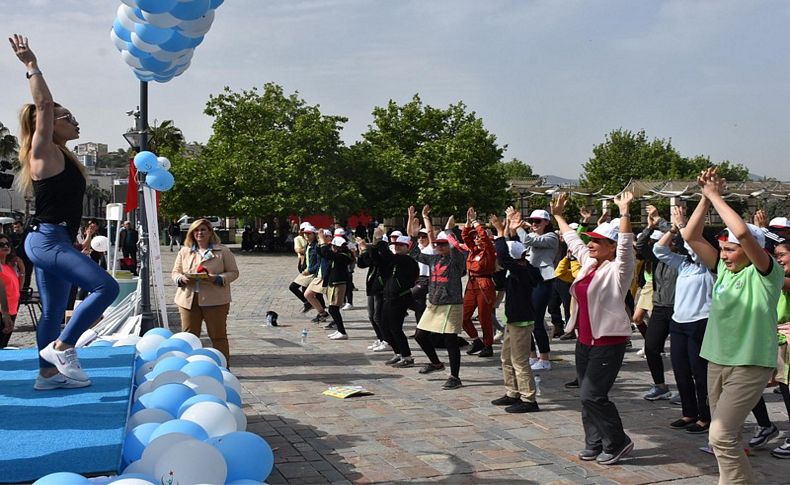 Konak Meydanı'nda 7'den 70'e spor yaptılar