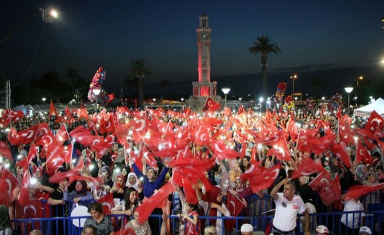 Konak Meydanı'nda 'Demokrasi' coşkusu