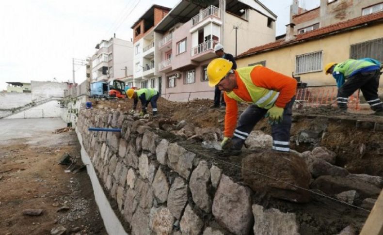 Konak'ta çöken duvar daha sağlam şekilde örülüyor