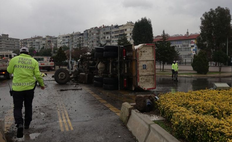 Konak'ta hafriyat kamyonu devrildi