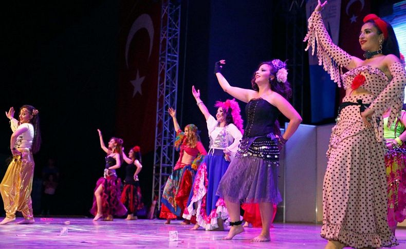 Konak’ta halkoyunları şenliğine yoğun ilgi