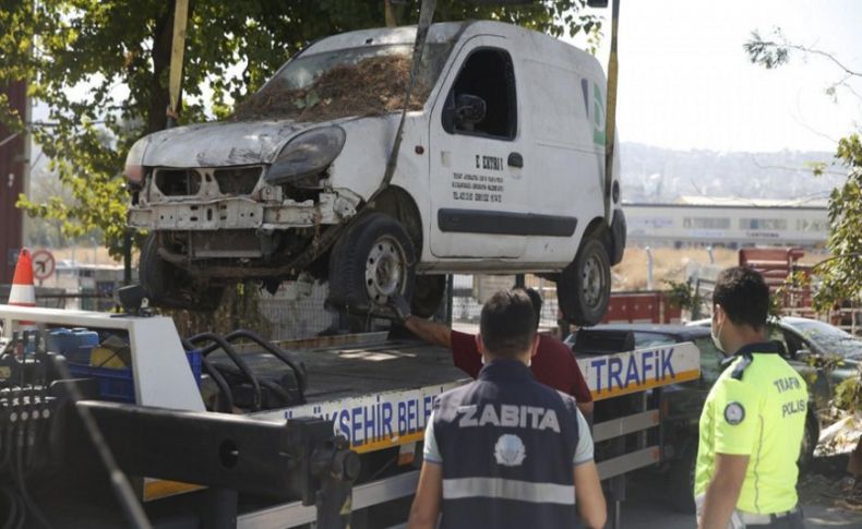 Konak'ta hurda araç sorunu çözülüyor