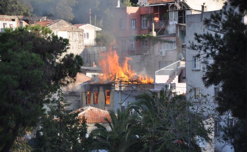 Konak'ta iki katlı bina alev alev yandı