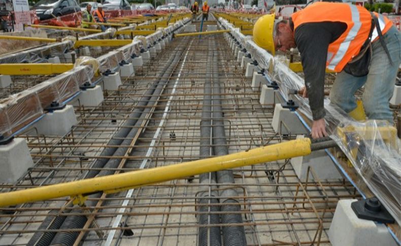 Konak Tramvayı'nda sıra Halkapınar geçişinde