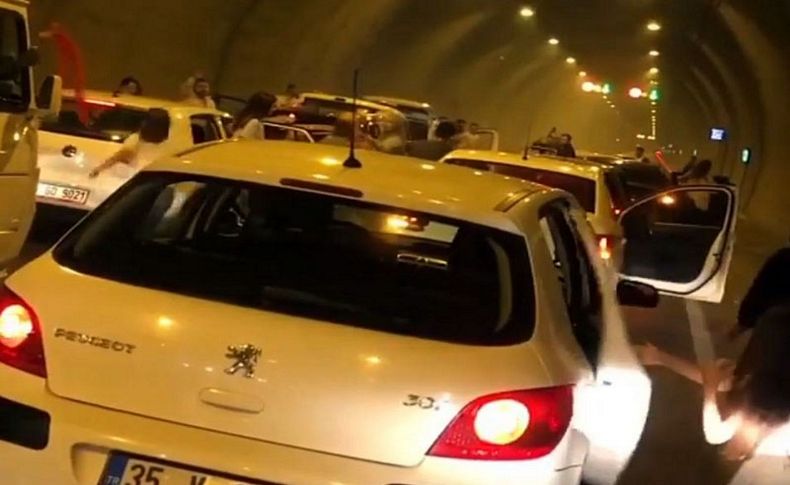 Konak Tüneli'nde tepki çeken halay