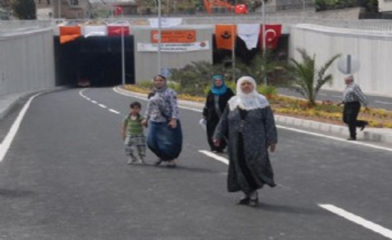 Başbakan'ın açtığı Konak tünellerinde yaya geçidi sıkıntısı