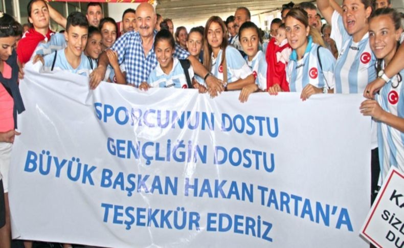 Konak Belediyesporlu futbolcular Bosna Hersek’ten İzmir’e döndü