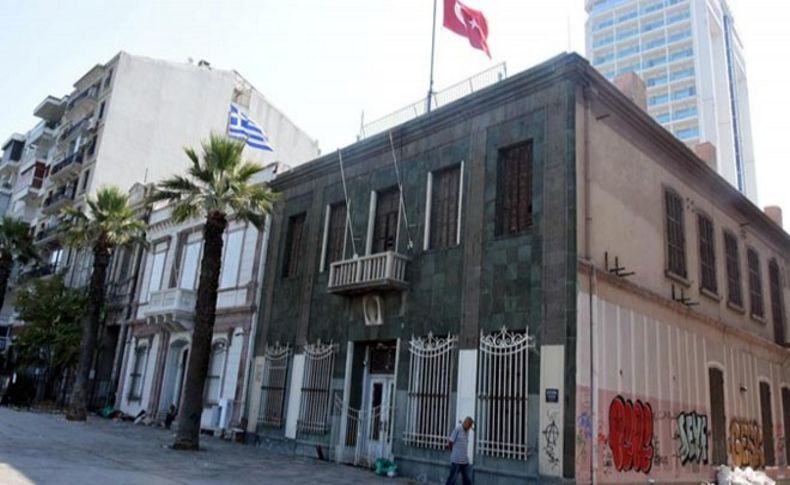 Konsolosluk binasının önü evsizlerin mekanı oldu
