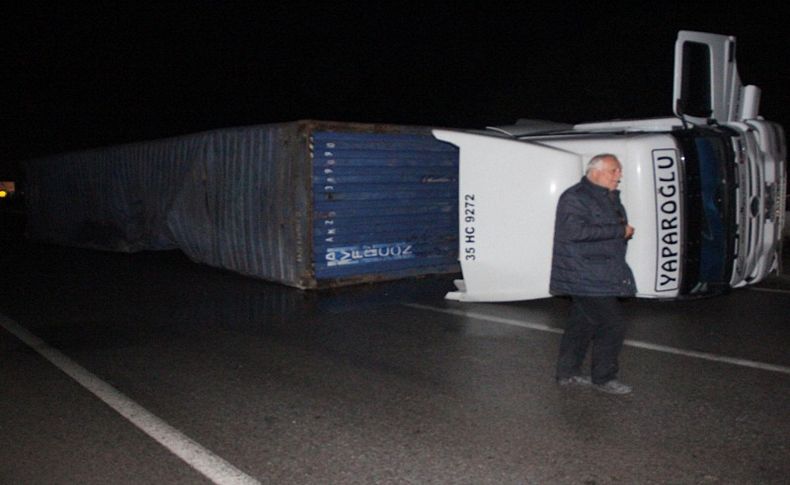 Konteyner yüklü TIR devrildi, sürücü yaralı