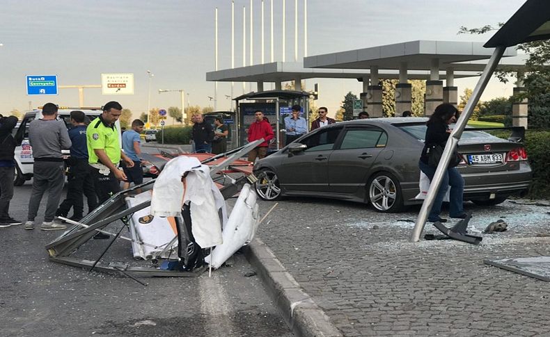 Kontrolden çıkan otomobil durağa girdi