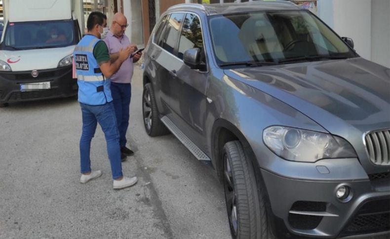 Kordon’da bisiklet yoluna giren özel araç sahibine Büyükşehir'den de ceza
