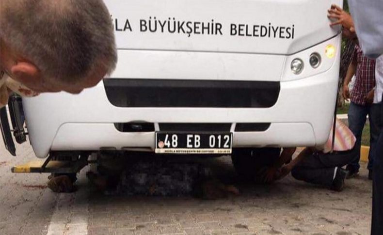 Korkunç kaza: Cep telefonuna bakarken yolcuyu ezdi