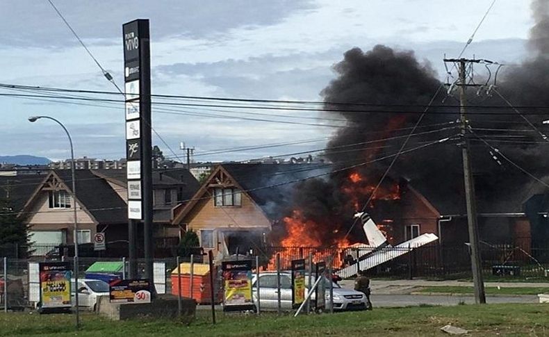 Korkunç olay! Uçak evlerin üzerine düştü: 6 ölü