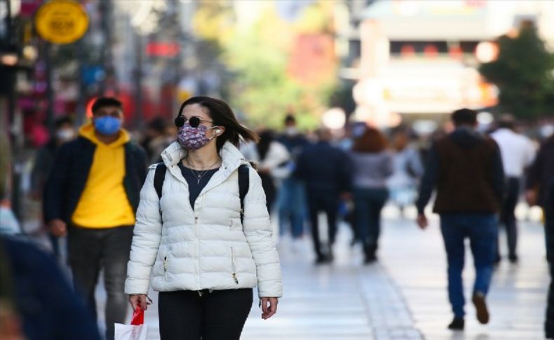 Kovid-19 vaka sayısında artış kaydedilen İzmir'in işlek noktalarında yoğunluk gözlendi