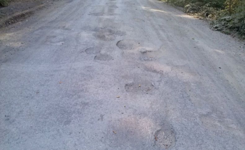 Köy yolundaki çukurlar vatandaşları çileden çıkardı