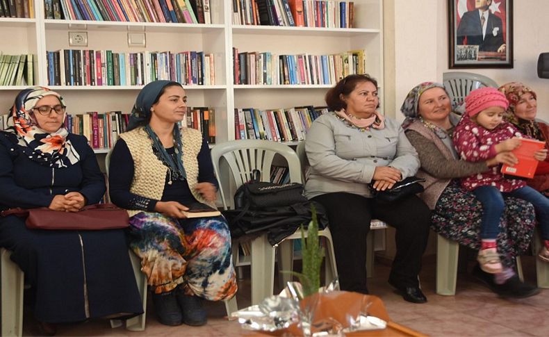 Köylü kadınlar kitap okuyor