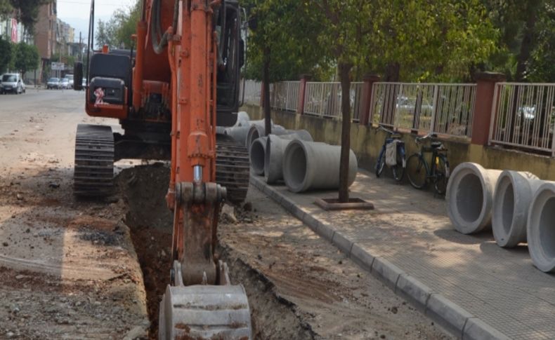 Kozan'da yağmur suyu hattı döşeme çalışması