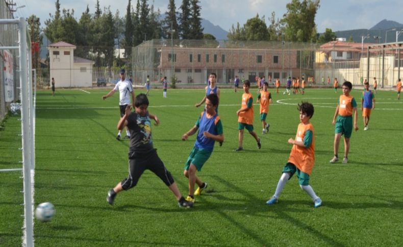 Kozan'da Yaz Futbol Okulu’na yoğun ilgi