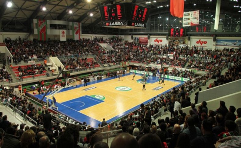 Karşıyaka Arena'da 'kedi-fare kavgası'