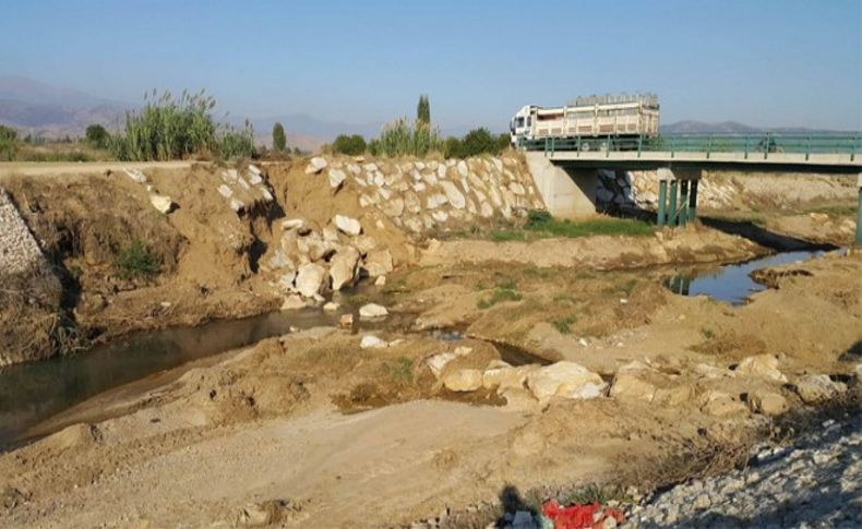 Küçük Menderes’in taş setleri yağmura teslim