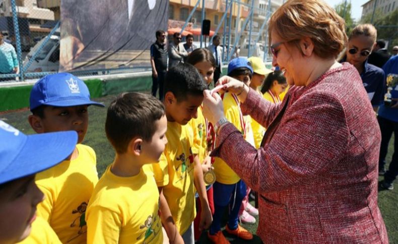 Küçük sporculara madalyaları Pekdaş'tan