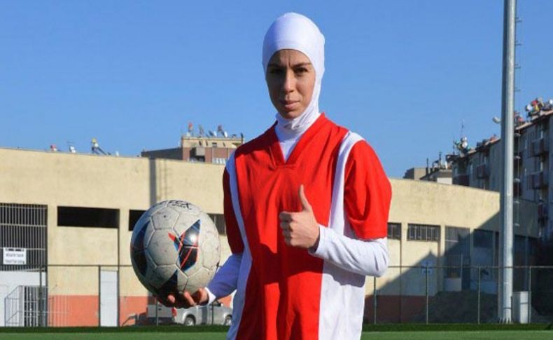 Türkiye'de bir ilk türbanıyla maça çıktı