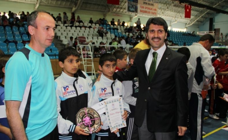 Küçükler Kız-Erkek Türkiye Badminton Şampiyonası Erzincan'da başladı