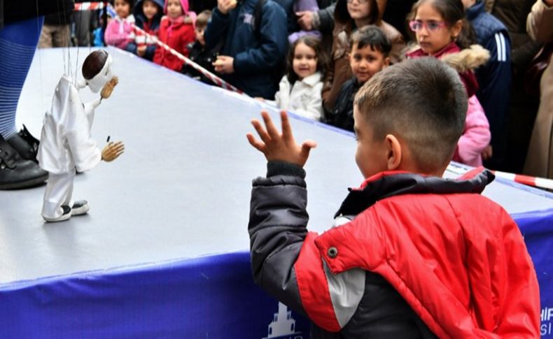 Kukla coşkusu sokaklara taştı