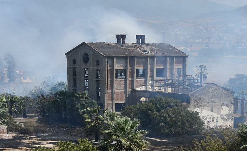 Kullanılmayan fabrika bahçesinde ot yangını