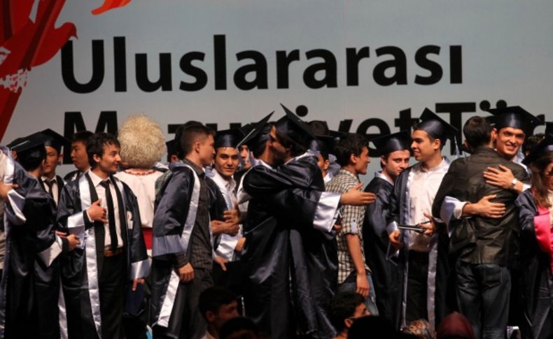 Kültür elçilerinin mezuniyet sevinci