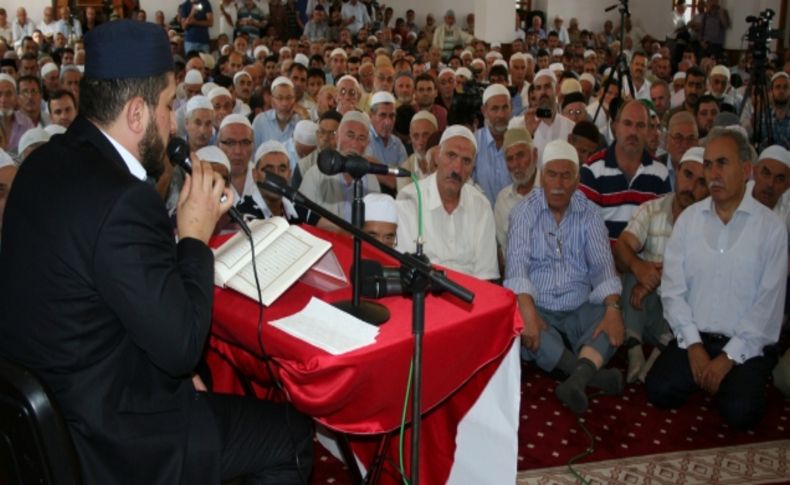Kur’an-ı en güzel okuyanları dinlemek isteyenler camiye sığmadı, sokağa taştı