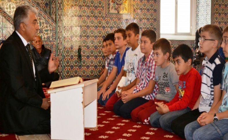 Kur'an-ı Kerim'i öğrenen çocuklar tablet bilgisayarla ödüllendirildi