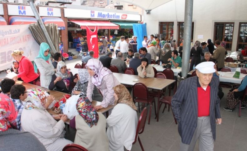 Kur’an kursu yararına kermes düzenlendi
