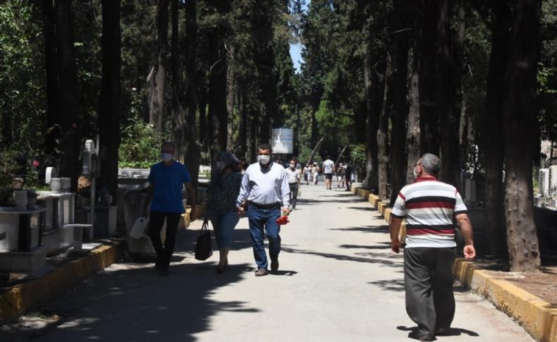 Kurban Bayramı arifesinde mezarlıklarda yoğunluk