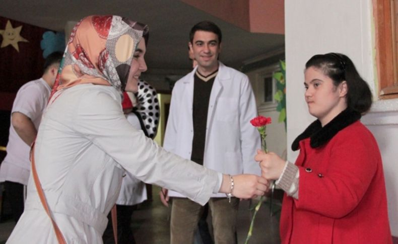 Kur’an kursu öğrencileri engelli arkadaşlarını ziyaret etti