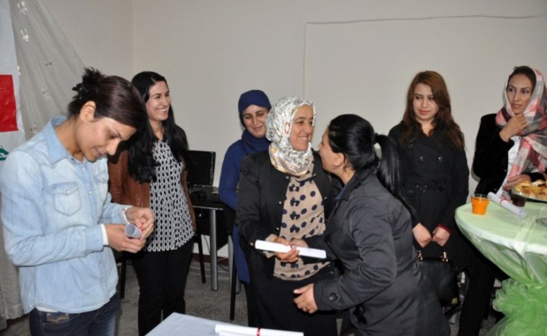 Kursları başarı ile tamamlayan bayanlara sertifikaları verildi